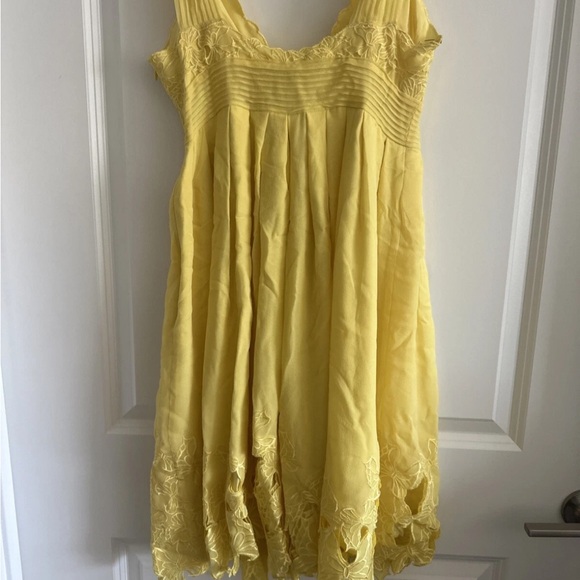 Yellow Butterfly Embroidered Sleeveless Dress - Picture 4 of 5